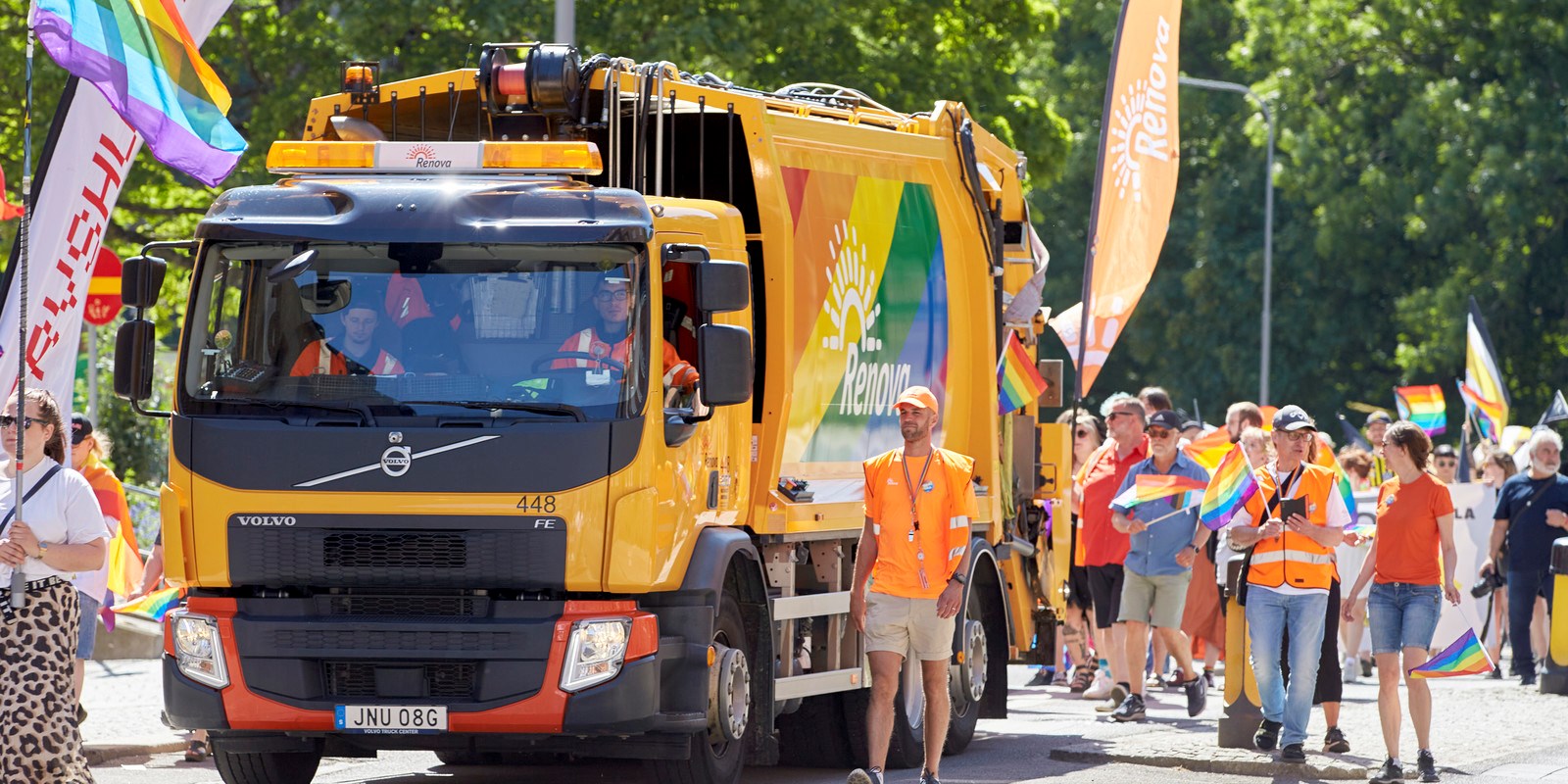 Regnbågsfärgad lastbil i West Pride paraden