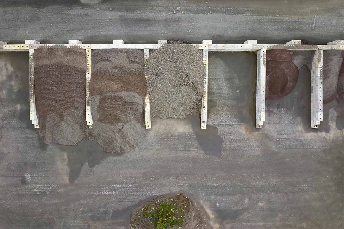 Stenmaterial i olika fack uppifrån